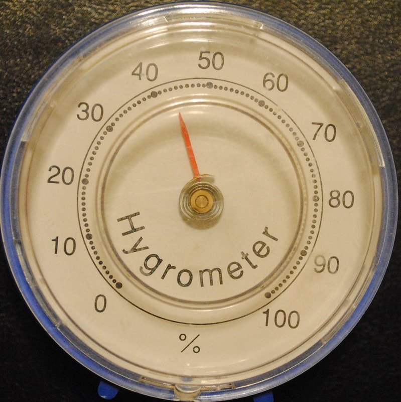 With a hygrometer you can measure the relative humidity. - Pianocarpet